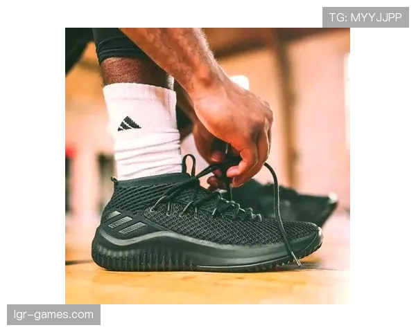 利拉德关键时单打拉开对方防线，较上季更稳健